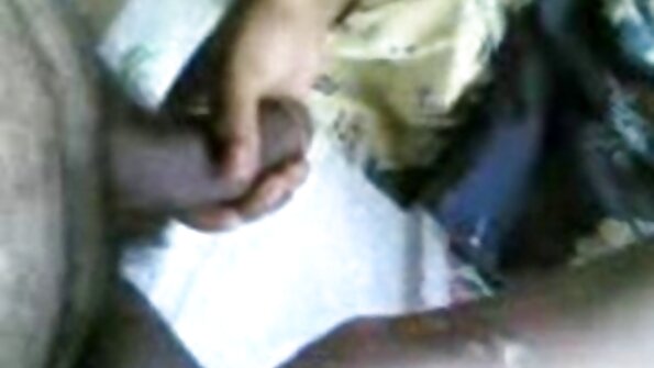 டெய்சி டோல்ஸ் தனது அழகிய பிரெஞ்சு நகங்களைக் கொண்ட விரல்களால் டில்டோவை முன்னும் பின்னுமாக சறுக்குகிறார்