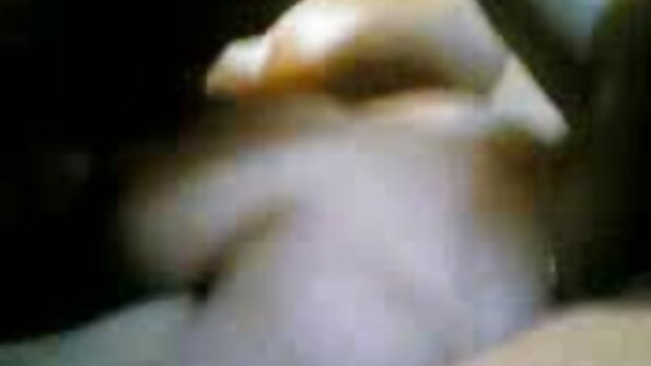 அழகான அழகி குழந்தை ரிலி ஜென்சன் தனது உள்ளாடைகளை கழற்றி ஒரு பொம்மையை அவளது துளைகளில் சொருகினாள்
